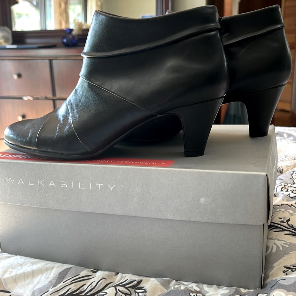 Aerosoles zip up booties size 9.5